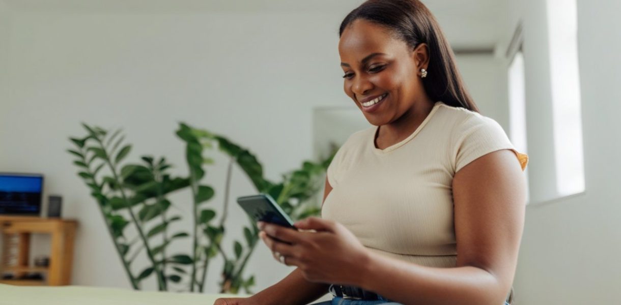 Femme qui lis un article sur telephone