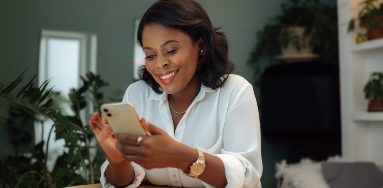 Femme qui lis un article sur telephone