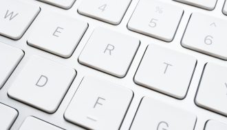 Les mystérieuses touches F et J des claviers d'ordinateur : Découvrez pourquoi elles ont un petit trait dessus