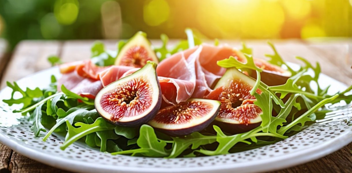 Salade de figues, jambon de Parme et roquette : un délice estival à découvrir