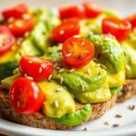 Tartines d'avocat, tomates cerises et graines de sésame : la recette parfaite pour un déjeuner léger et gourmand